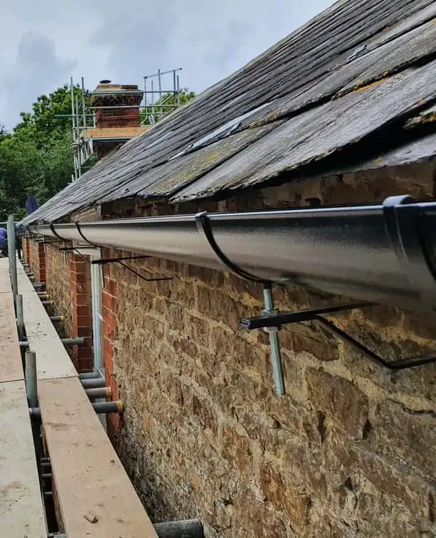 Aluminium guttering installation